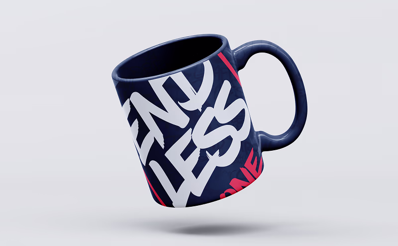 Dunkelblaue Tasse mit großem weißen und pinken Schriftzug im Endless-One-Design, schwebend vor weißem Hintergrund.
